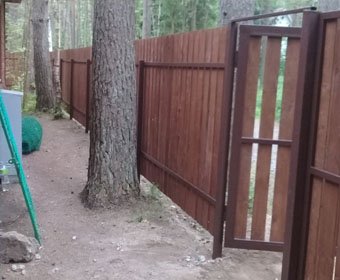 Забор из деревянного штакетника