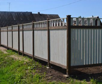 Белый деревянный забор для дома